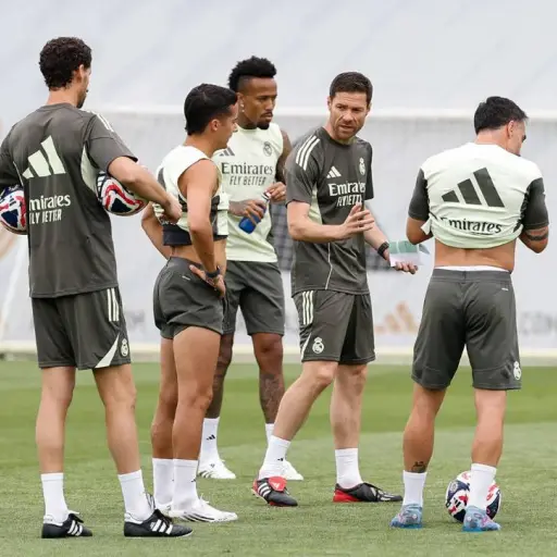 Xabi Alonso en sus primeros entrenos como técnico del Real Madrid - Real Madrid C.F.