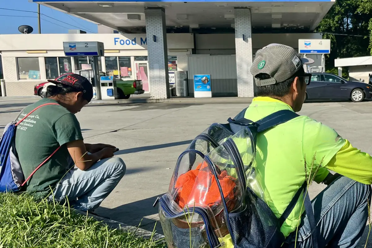 Jornaleros esperan en una gasolinera el 6 de junio de 2025 en Atlanta (EE, UU