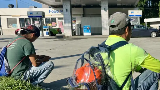 Jornaleros esperan en una gasolinera el 6 de junio de 2025 en Atlanta (EE ,UU