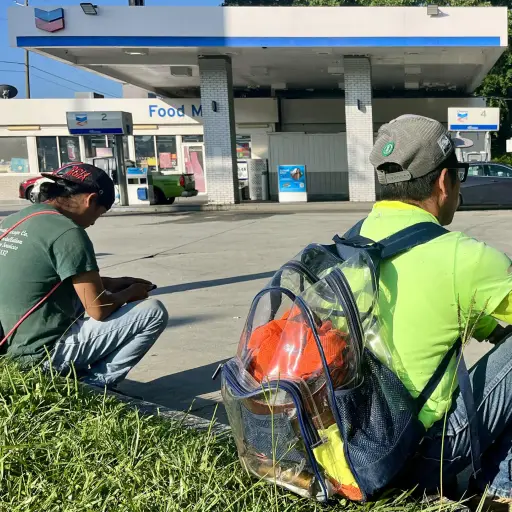 Jornaleros esperan en una gasolinera el 6 de junio de 2025 en Atlanta (EE ,UU