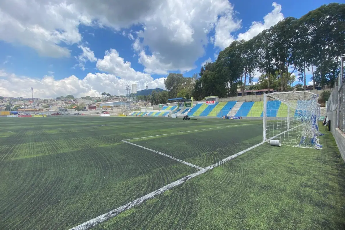 Mixco realizan trabajos de mantenimiento al Estadio Santo Domingo - Neto Bran