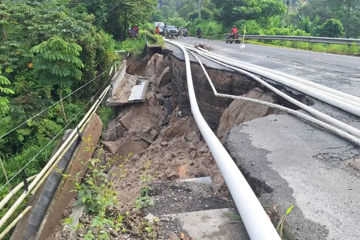 Medio carril casi en hundimiento en el kilómetro 189 ruta de Retalhuleu a Quetzaltenango., Foto Emisoras Unidas Xela