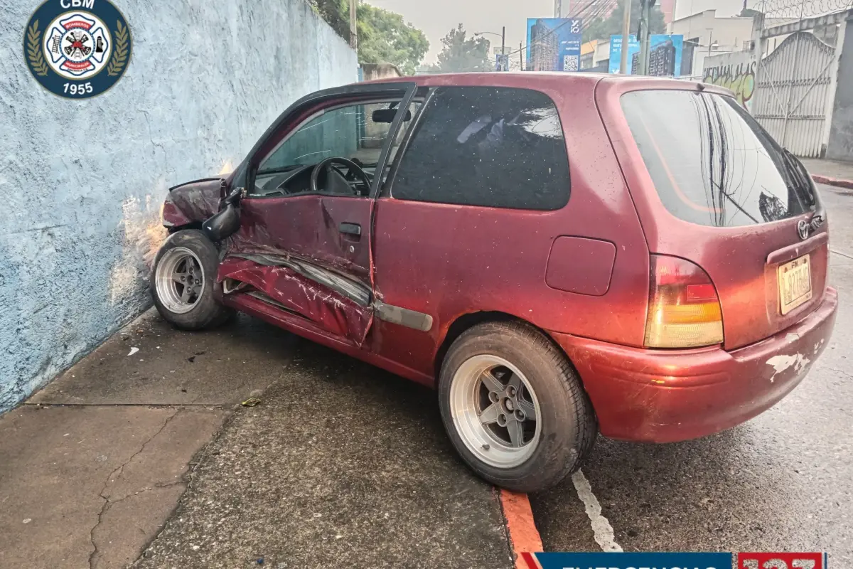 Accidente de tránsito en zona 10., Bomberos Municipales. 