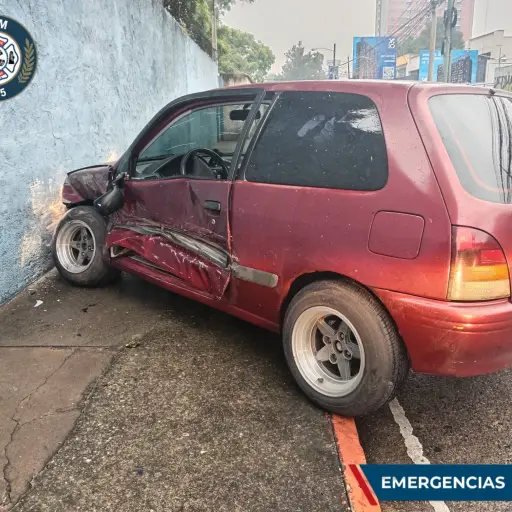 Accidente de tránsito en zona 10. ,Bomberos Municipales. 
