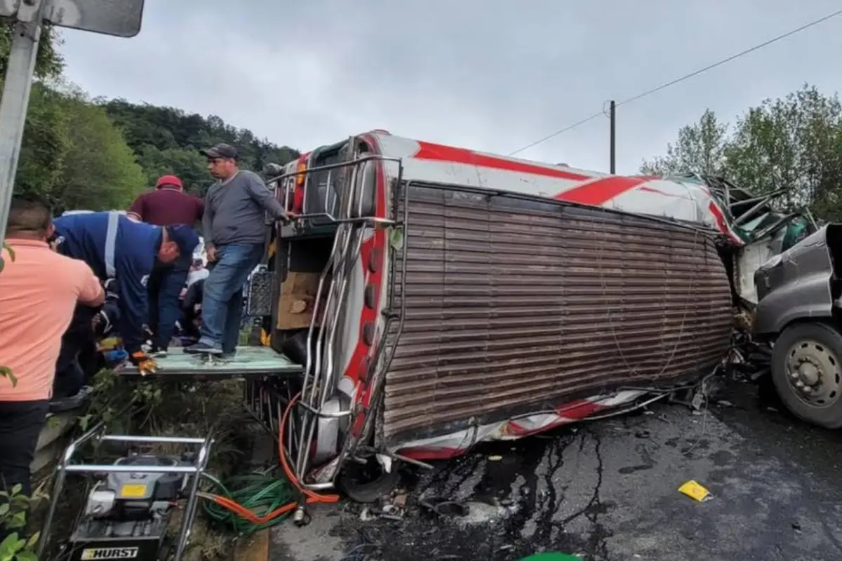 Fatal accidente en ruta Interamericana. , Bomberos Municipales Departamentales 