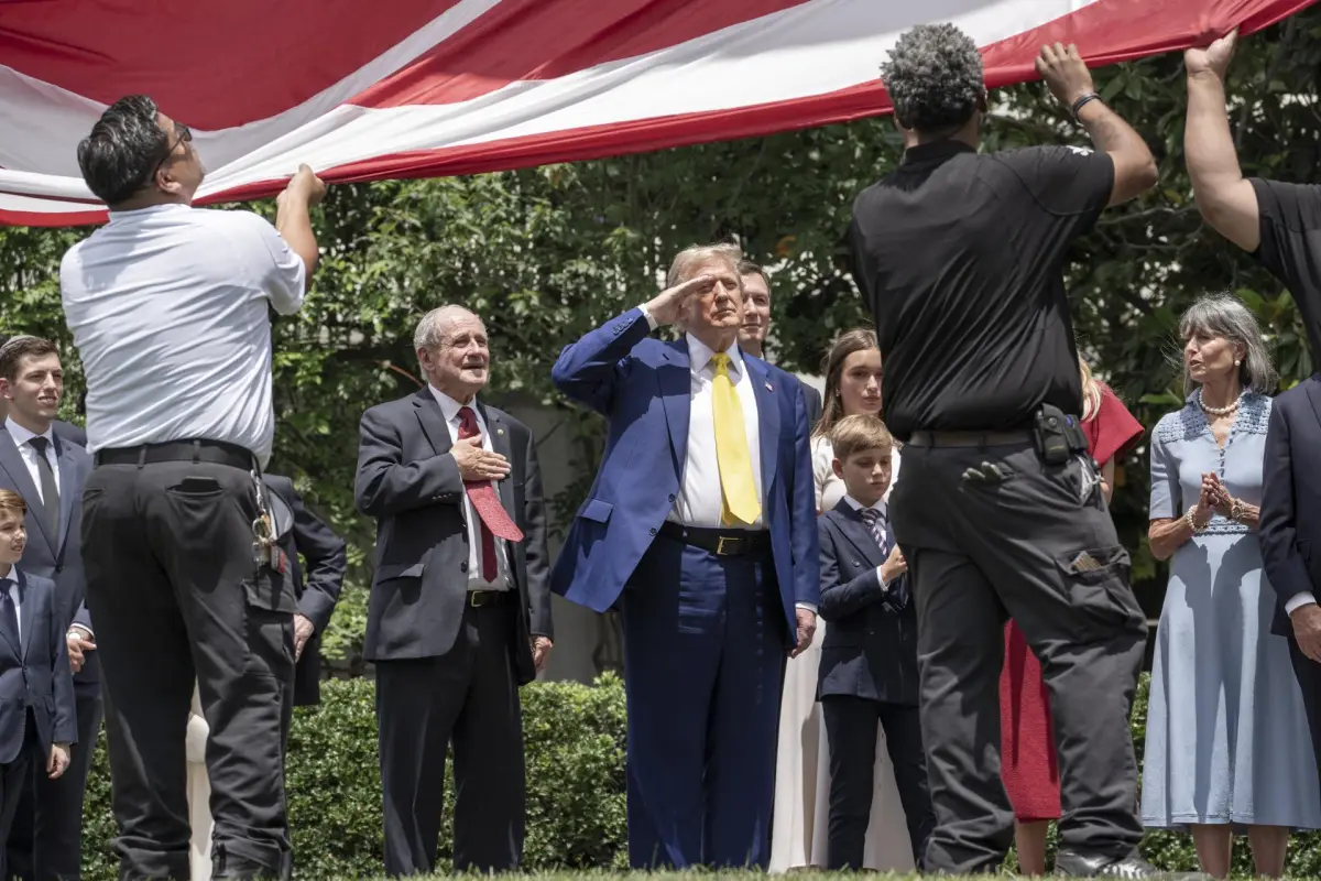 Trump instala dos banderas gigantes de EE. UU. en la Casa Blanca, EFE