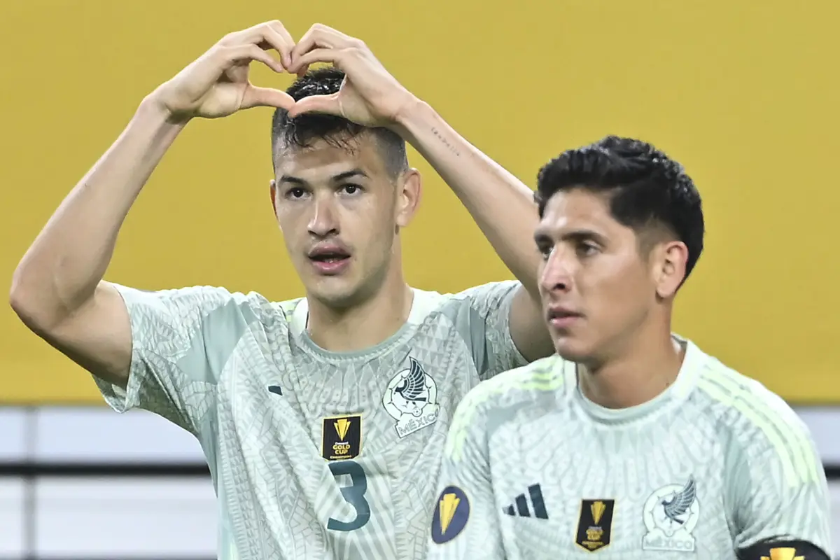 César Montes celebra su doblete ante Surinam - Selección de México