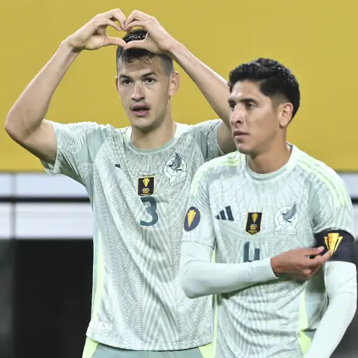César Montes celebra su doblete ante Surinam - Selección de México