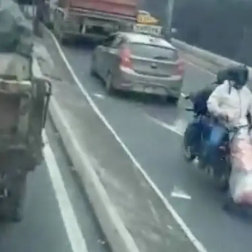 Motorista en la calzada Raúl Aguilar Batres.  ,Captura de pantalla video X.