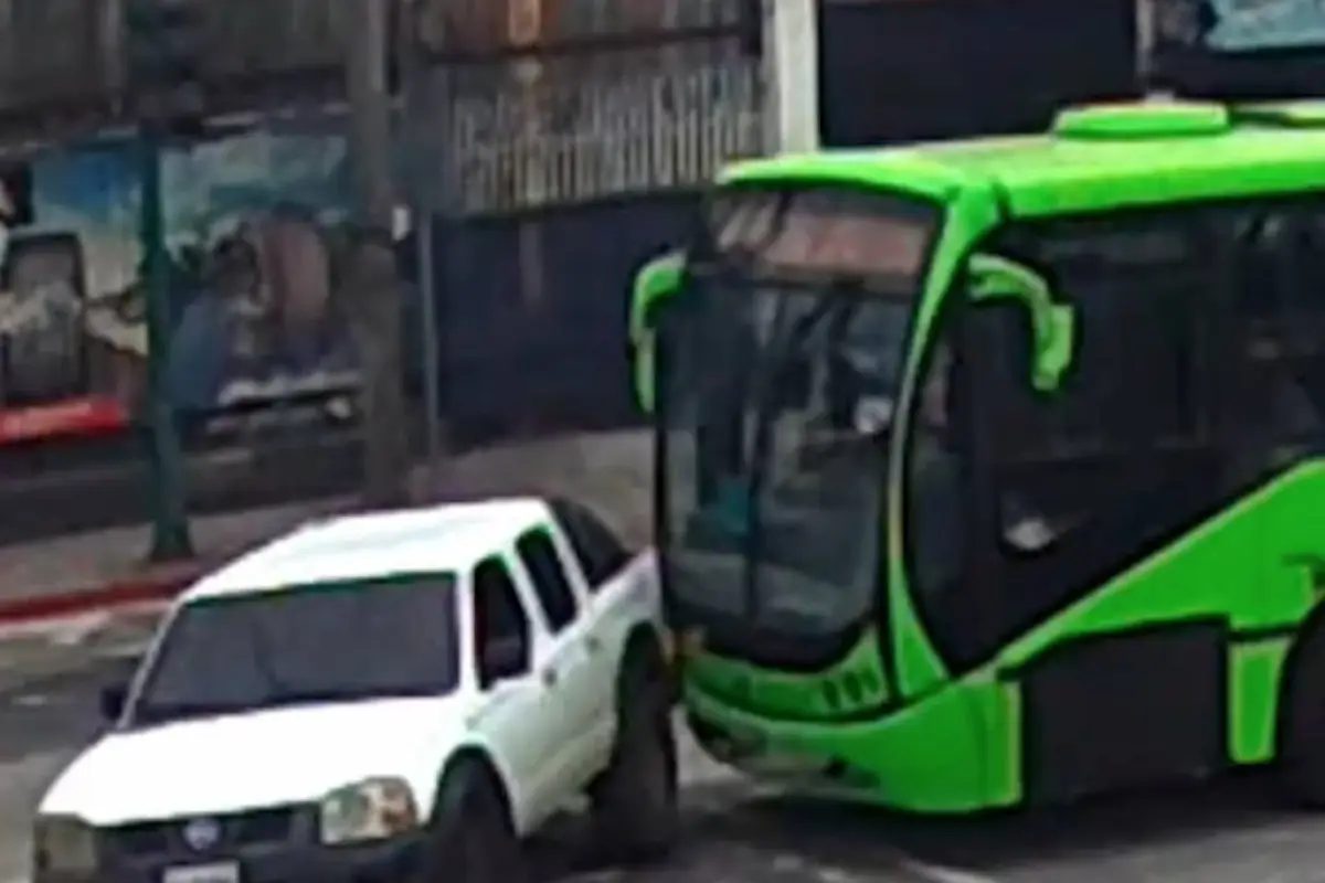 Giro prohibido pone en riesgo a pasajeros del Transmetro, Captura de pantalla video TikTok.