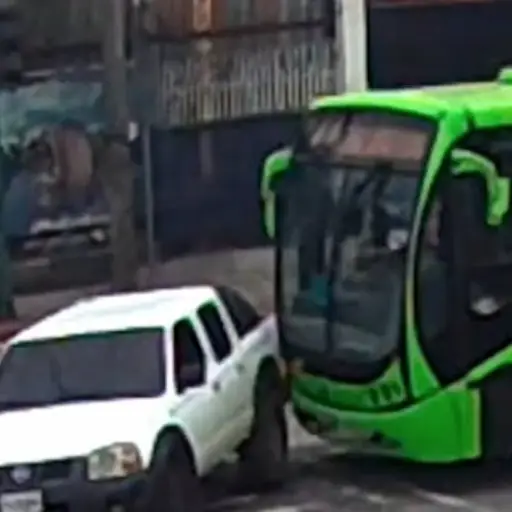 Giro prohibido pone en riesgo a pasajeros del Transmetro ,Captura de pantalla video TikTok.