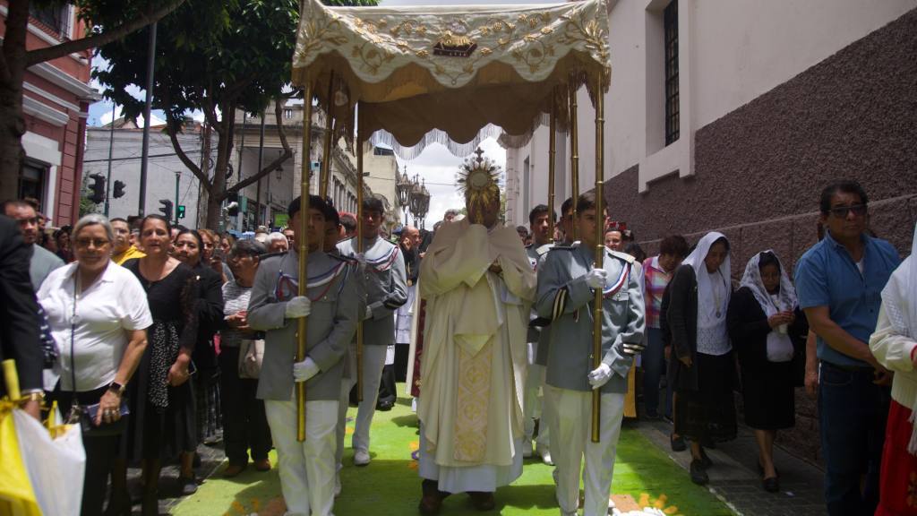 Fieles católicos conmemoran Corpus Christi  | Omar Solís 