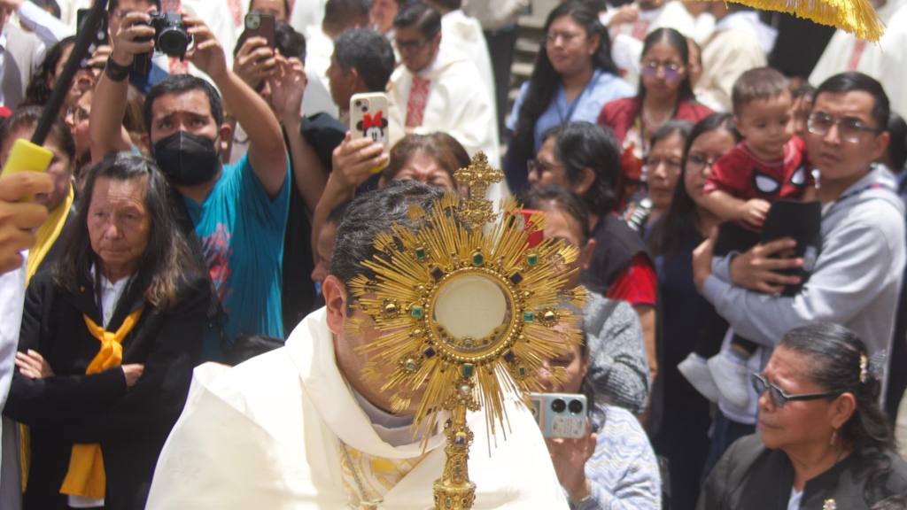 Fieles católicos conmemoran Corpus Christi  | Omar Solís 