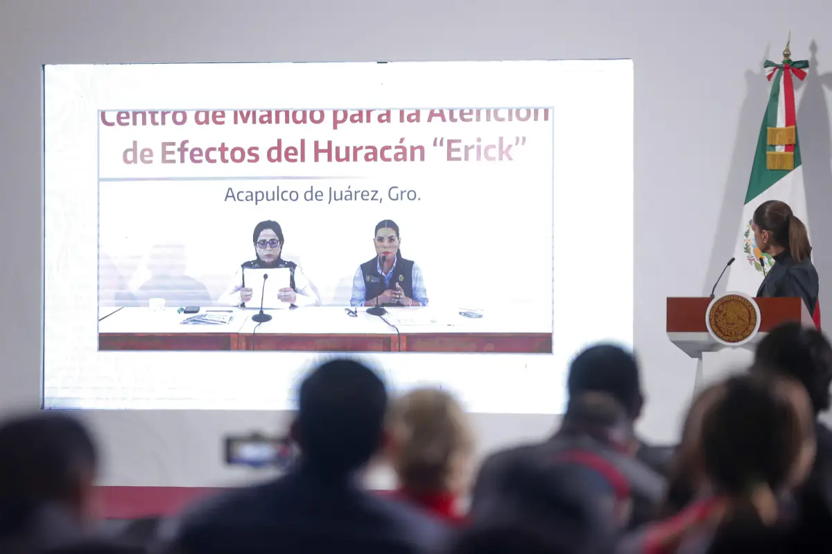 La gobernadora de Guerrero, Evelyn Salgado (pantalla-i), y la Coordinadora de Protección Civil, Laura Velázquez Alzúa (pantalla-c), participan durante de manera virtual en una rueda de prensa de la presidenta de México, Claudia Sheinbaum (d), este jue,  EFE/ Isaac Esquivel
