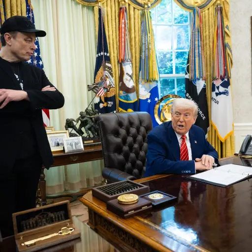 Fotografía de archivo del presidente de EE ,UU Donald Trump (d) Elon Musk (i)