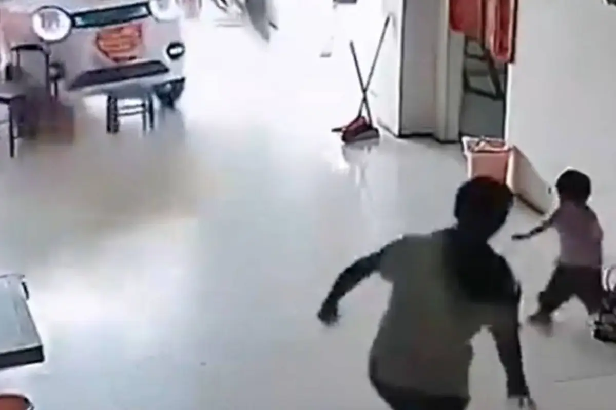 Cámara capta heroísmo de niña., Captura de pantalla video X.