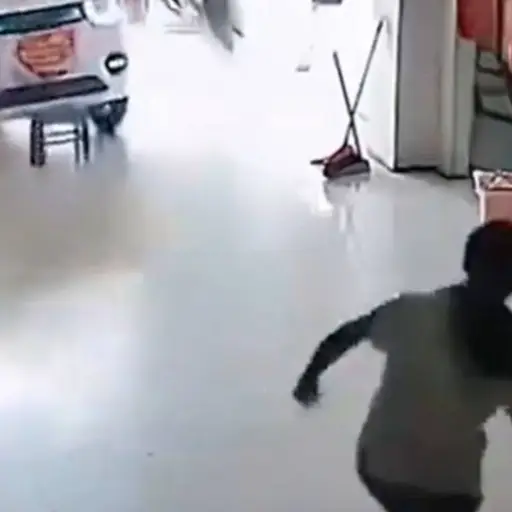 Cámara capta heroísmo de niña. ,Captura de pantalla video X.