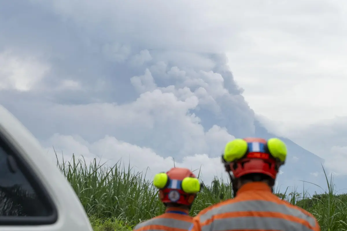 Fotografía cedida por la Coordinadora Nacional para la Reducción de Desastres (Conred) de integrantes de una brigada observando la erupción del volcán de Fuego,  EFE/ Conred
