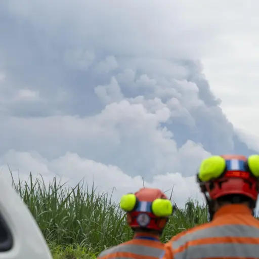 Fotografía cedida por la Coordinadora Nacional para la Reducción de Desastres (Conred) de integrantes de una brigada observando la erupción del volcán de Fuego , EFE/ Conred