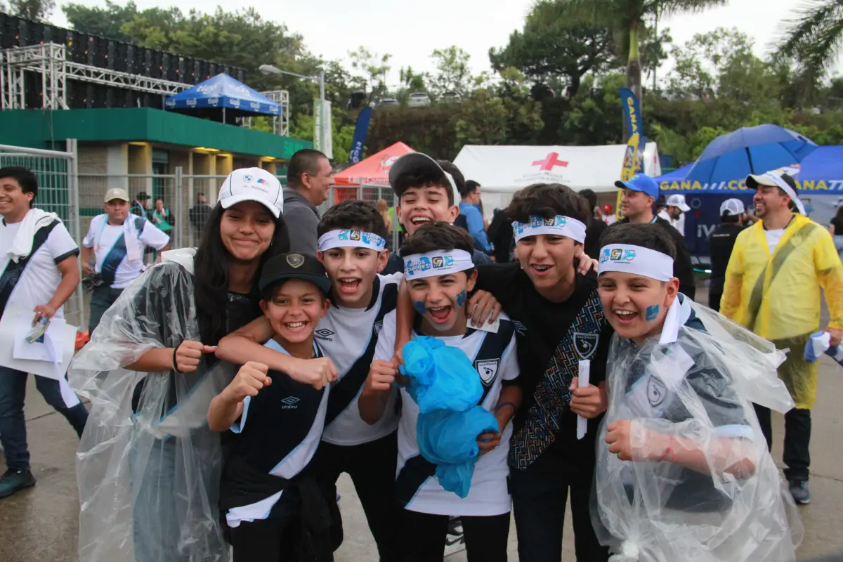 La afición guatemalteca demuestra su pasión, incluso bajo la lluvia - Alex Meoño