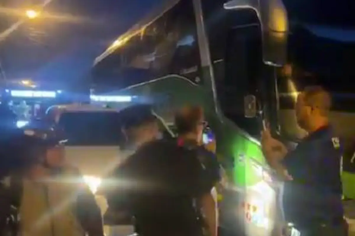 Accidente del bus de República Dominicana retrasa llegada al Cementos Progreso - RR.SS.