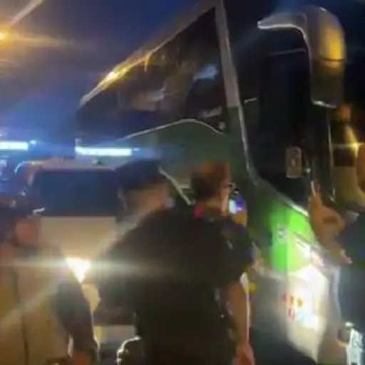 Accidente del bus de República Dominicana retrasa llegada al Cementos Progreso - RR.SS.