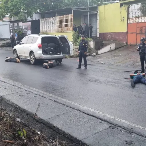 Lo esperaban afuera del banco, lo persiguieron y lo atacaron. ,PNC