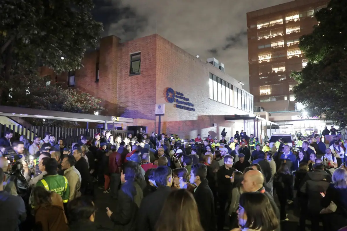 Decenas de personas fueron captadas este sábado, 7 de junio, a las afueras de la Fundación Santa Fe, donde fue trasladado el senador colombiano Miguel Uribe Turbay, tras ser víctima de un atentado con arma de fuego, en Bogotá (Colombia), EFE/Carlos Ortega