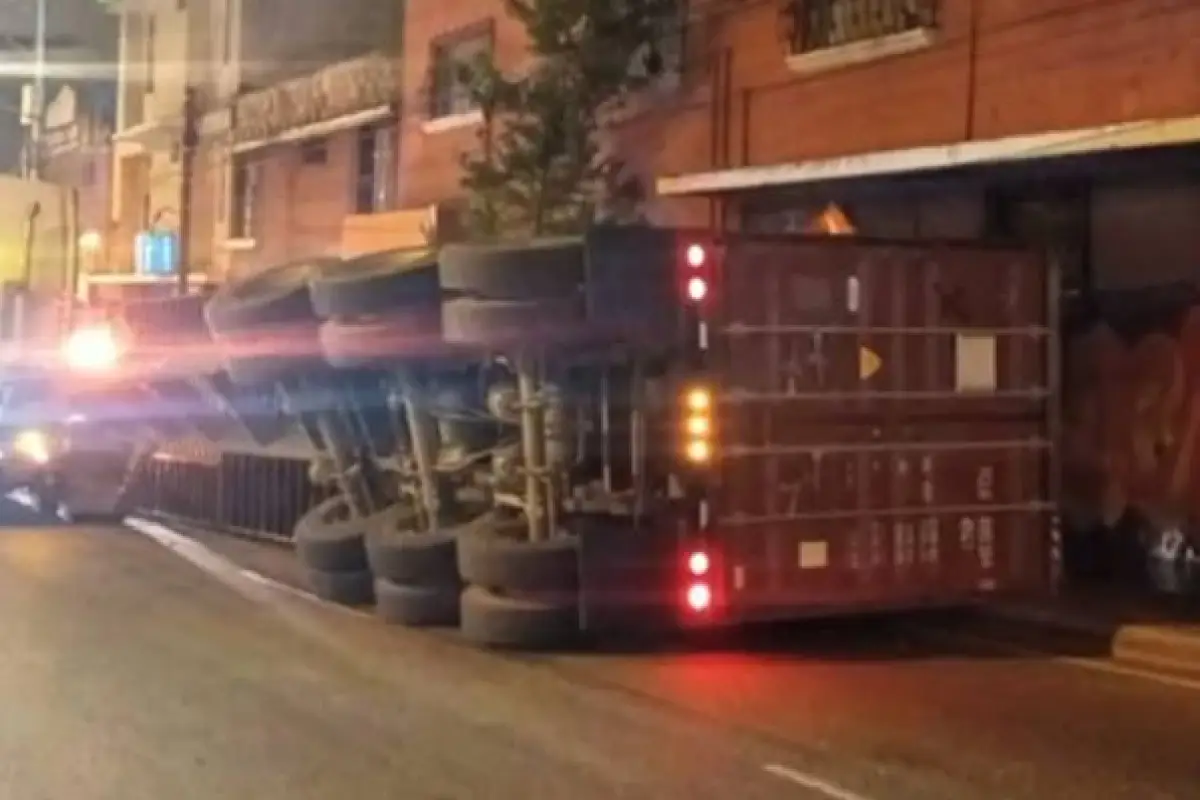 El vehículo quedó volcado sobre la cinta asfáltica., PMT capitalina/Montejo