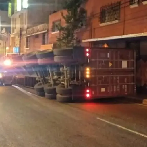 El vehículo quedó volcado sobre la cinta asfáltica. ,PMT capitalina/Montejo