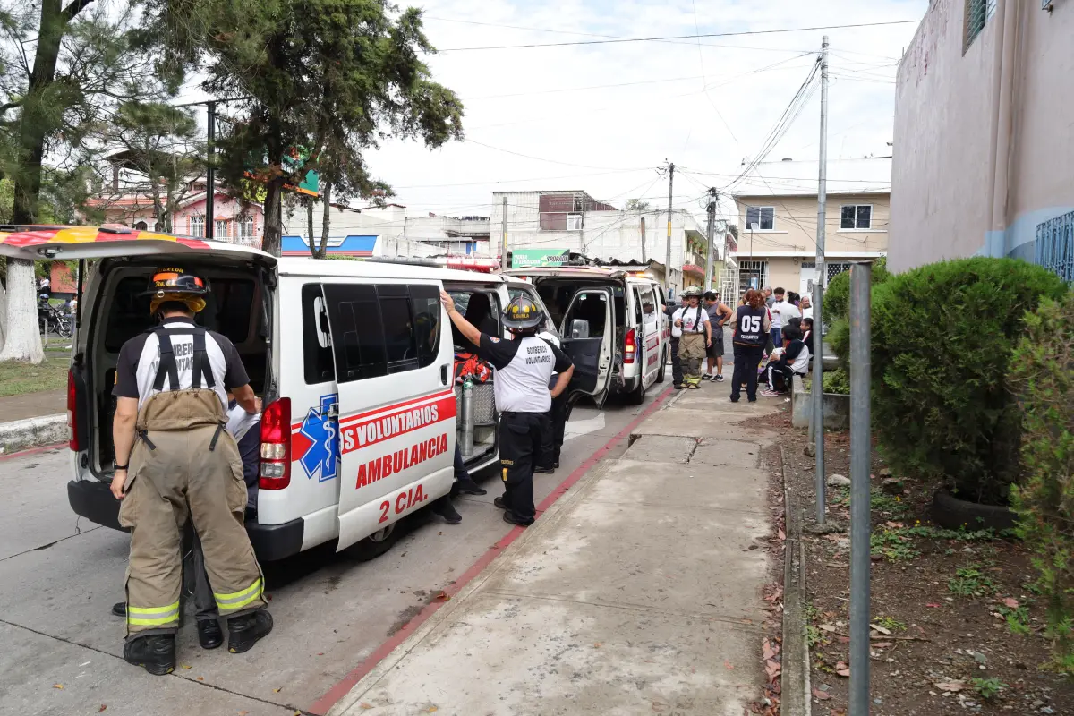 Los habitantes de residencias y estudiantes de establecimientos aledaños fueron evacuados por los socorristas., Bomberos Voluntarios