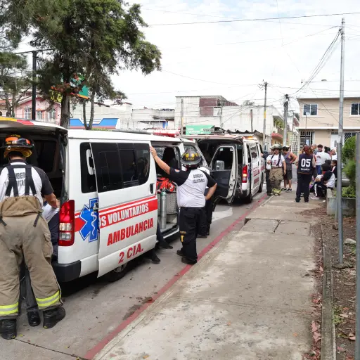 Los habitantes de residencias y estudiantes de establecimientos aledaños fueron evacuados por los socorristas. ,Bomberos Voluntarios