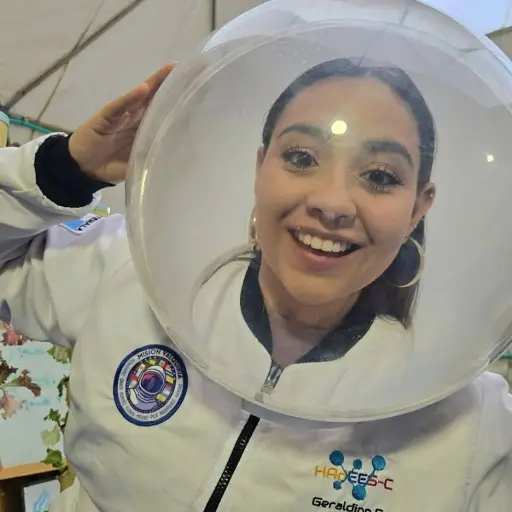 Ingeniera guatemalteca flota en gravedad cero . ,Instagram / chapinauta.gt