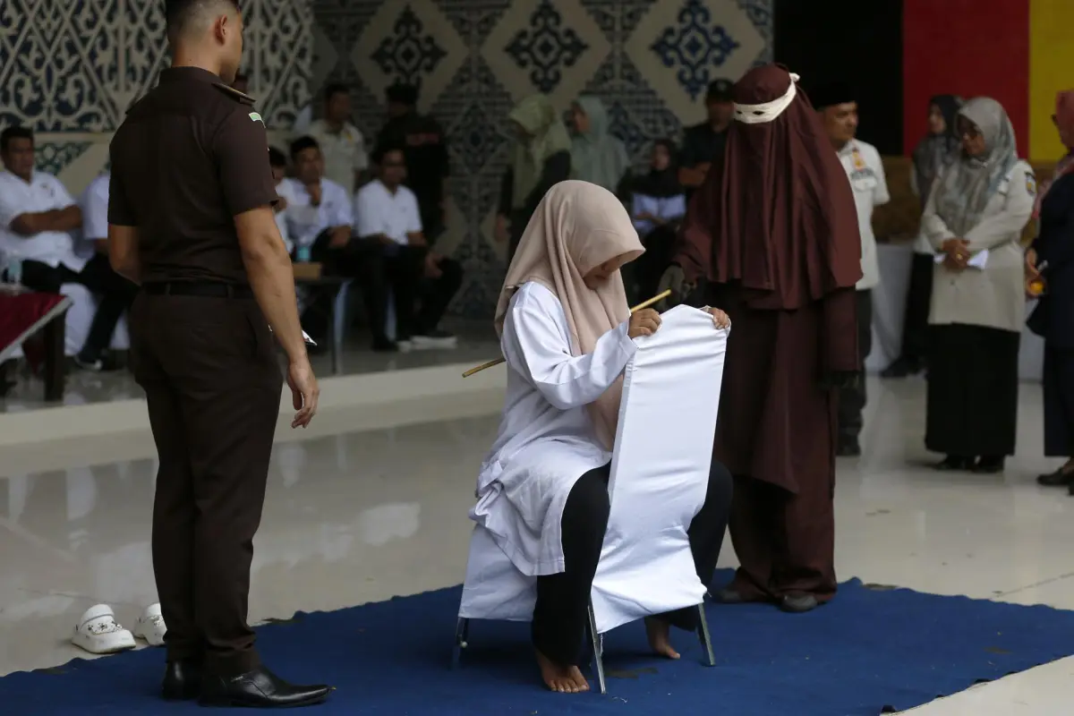 Mujer recibe latigazos en público tras ser condenada en Indonesia, EFE