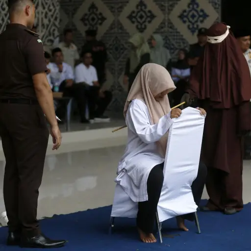 Mujer recibe latigazos en público tras ser condenada en Indonesia ,EFE