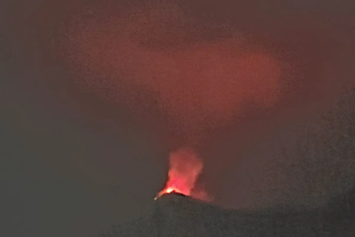 Así se observa la actividad del Volcán de Fuego esta noche. , Foto Insivumeh