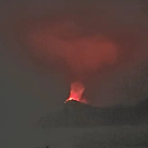 Así se observa la actividad del Volcán de Fuego esta noche.  ,Foto Insivumeh