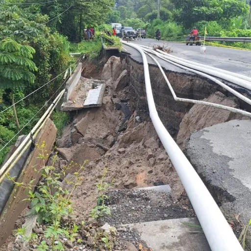 Medio carril casi en hundimiento en el kilómetro 189 ruta de Retalhuleu a Quetzaltenango. ,Foto Emisoras Unidas Xela