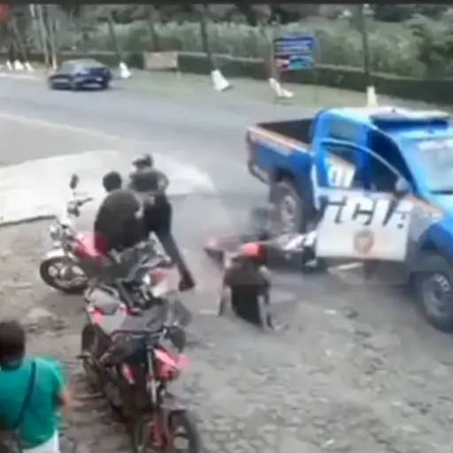 PNC derriba a motocicleta en fuga. ,Captura de pantalla video X.