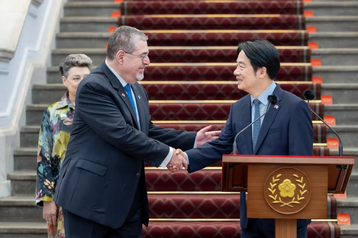 El presidente taiwanés, William Lai (Lai Ching-te) (der.), y al presidente guatemalteco, Bernardo Arévalo, estrechándose la mano durante su reunión en el edificio de la oficina presidencial en Taipéi, Taiwán. , Oficina presidencial de Taiwán/EFE