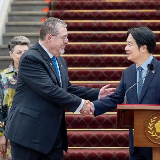 El presidente taiwanés, William Lai (Lai Ching-te) (der.), y al presidente guatemalteco, Bernardo Arévalo, estrechándose la mano durante su reunión en el edificio de la oficina presidencial en Taipéi, Taiwán.  ,Oficina presidencial de Taiwán/EFE
