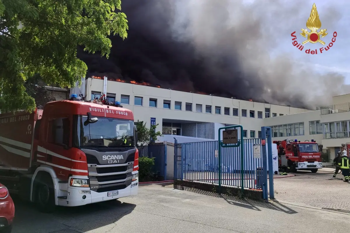 Incendio en universidad de Viterbo, en Italia, junio 2025, EFE