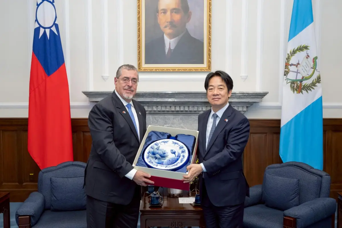 El presidente taiwanés, William Lai (Lai Ching-te) (derecha), y al presidente guatemalteco, Bernardo Arévalo, posando para una fotografía durante su reunión dentro del edificio de la oficina presidencial en Taipei, Taiwán., Oficina presidencial de Taiwán/EFE