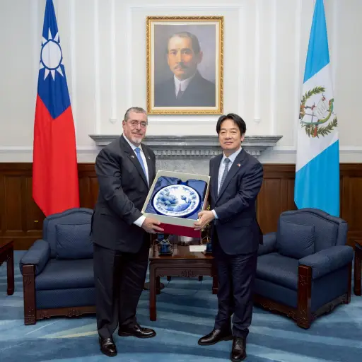 El presidente taiwanés, William Lai (Lai Ching-te) (derecha), y al presidente guatemalteco, Bernardo Arévalo, posando para una fotografía durante su reunión dentro del edificio de la oficina presidencial en Taipei, Taiwán. ,Oficina presidencial de Taiwán/EFE