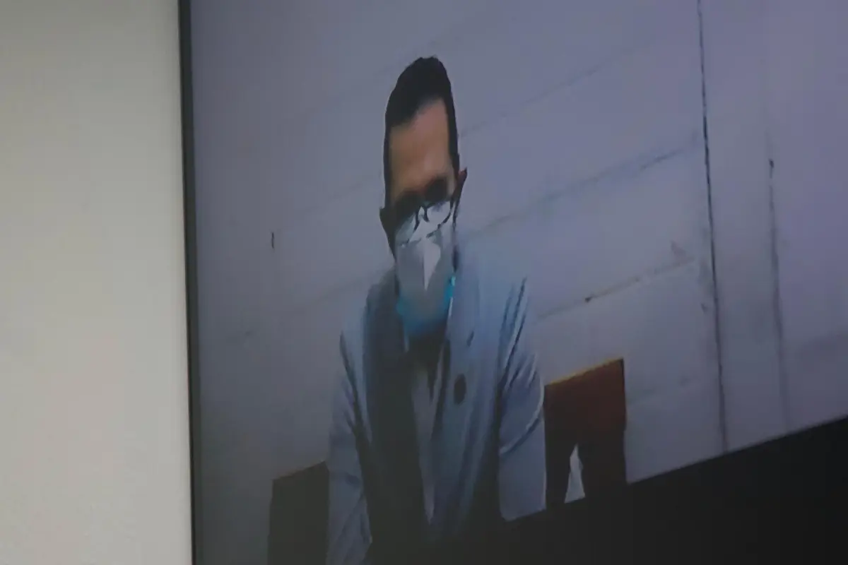 El doctor Kevin Malouf comparece por videoconferencia a audiencia del caso por crimen contra Floridalma Roque.