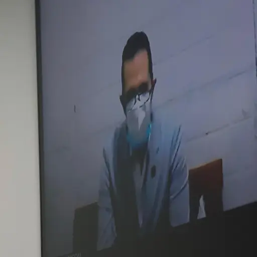El doctor Kevin Malouf comparece por videoconferencia a audiencia del caso por crimen contra Floridalma Roque.