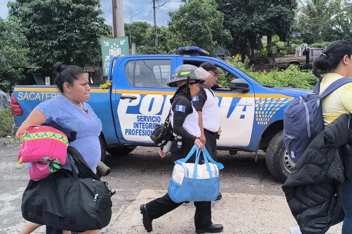 Más de 500 personas han sido evacuadas de las comunidades aledañas al volcán de Fuego., Foto Bomberos Voluntarios