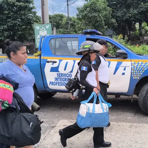 Más de 500 personas han sido evacuadas de las comunidades aledañas al volcán de Fuego. ,Foto Bomberos Voluntarios
