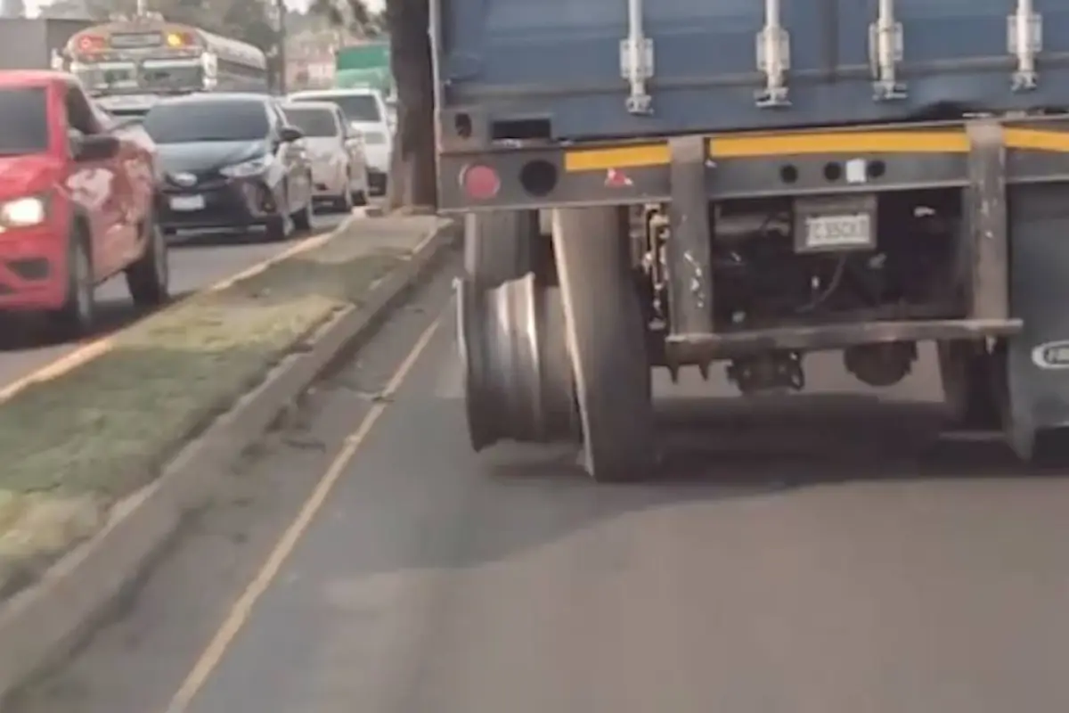 Tráiler desciende sin llantas traseras en la Villalobos., Captura de pantalla video TikTok.