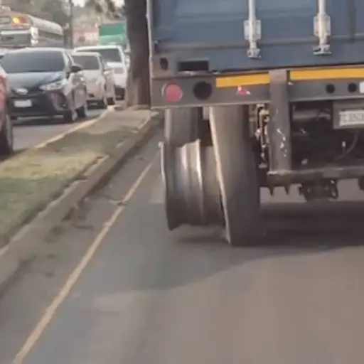 Tráiler desciende sin llantas traseras en la Villalobos. ,Captura de pantalla video TikTok.